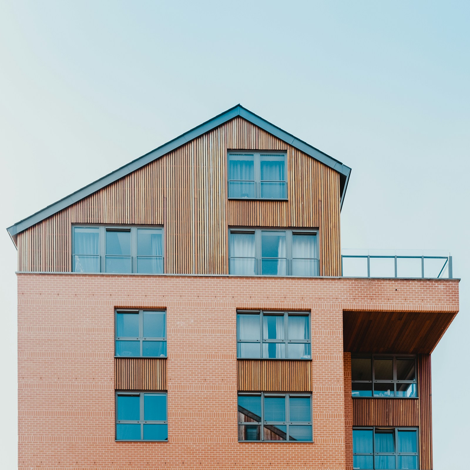 Façade d'une maison bois en contre-plongée