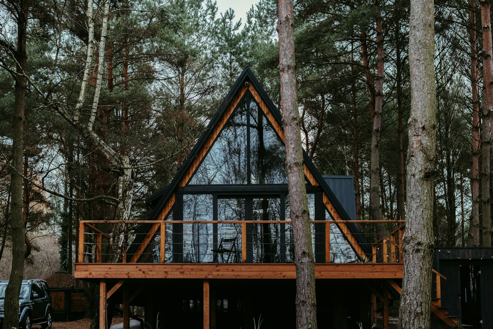 Cabane en bois au milieu d'une forêt